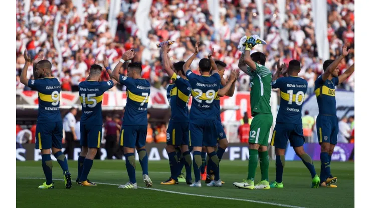 SALUDA AL MONUMENTAL. El saludo formal de Boca en la cancha de River en el Superclásico (Foto: Getty).