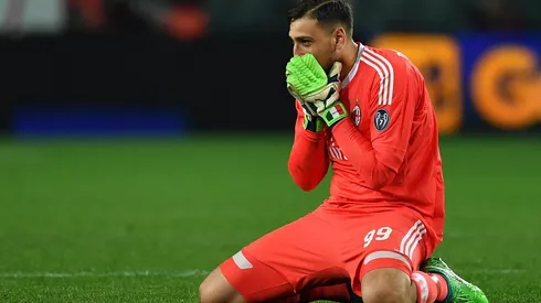 PUEDE FALLAR. Donnarumma dejó vivo un balón en el área chica y lo pagó caro (Foto: Getty).