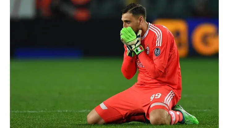 PUEDE FALLAR. Donnarumma dejó vivo un balón en el área chica y lo pagó caro (Foto: Getty).