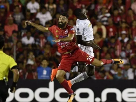 Bendita Sudamericana: atajó un mano a mano y para festejar ¡comió pasto!