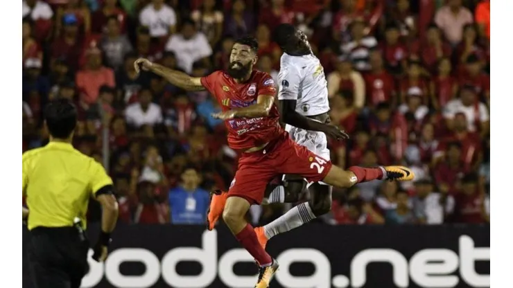 PASÓ DE TODO. En Guabirá y Liga de Quito se vivió un verdadero partidazo en ambos partidos.