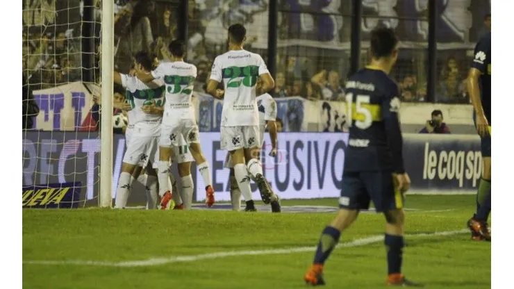 ÉL NO LO GRITA. Todos abrazan a Colazo, quien no lo festejó por su pasado en Boca.