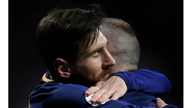 ABRAZO DEL ALMA. Messi e Iniesta, una sociedad inagotable.