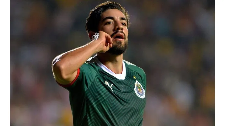 INSULTOS CAROS. Rodolfo Pizarro, que todavía está en Chivas, sufrió una multa económico por sus insultos al América.