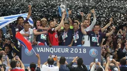 GANADORES POR IGUAL. Thiago Silva junto a Flochon, los dos capitanes de los finalistas de la Copa de Francia.