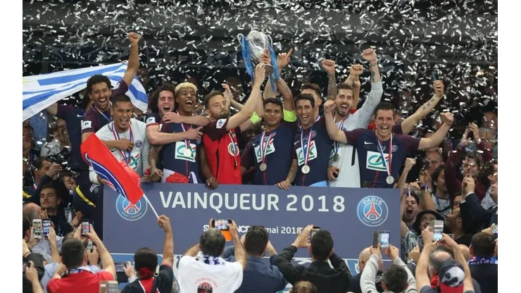 GANADORES POR IGUAL. Thiago Silva junto a Flochon, los dos capitanes de los finalistas de la Copa de Francia.