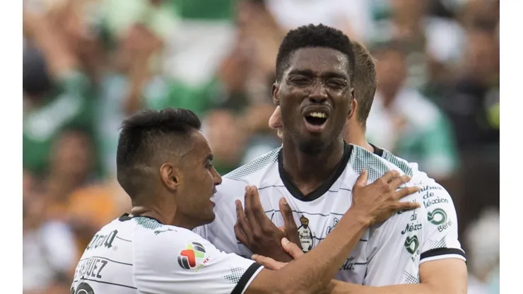 Antes de salir de cambio por lesión, Tavares consiguió el gol con el que Santos avanzó a semifinales (Foto: Mexsport)