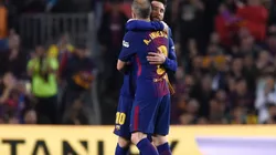 ADIÓS, LEO. Iniesta y Messi se abrazan en El Clásico del domingo, el último del Cerebro (Foto: Getty).