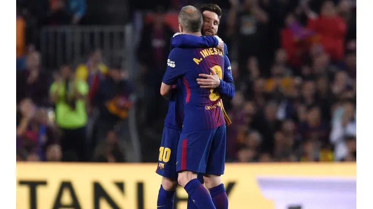 ADIÓS, LEO. Iniesta y Messi se abrazan en El Clásico del domingo, el último del Cerebro (Foto: Getty).