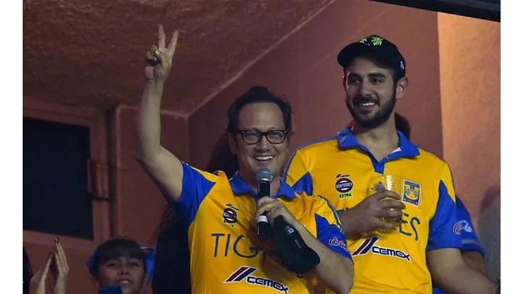 Rob Schneider es 'tentado' por Santos