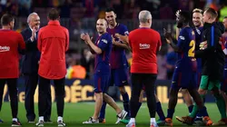 ¡PASILLO PARA EL CEREBRO! Iniesta desfiló entre sus técnicos.