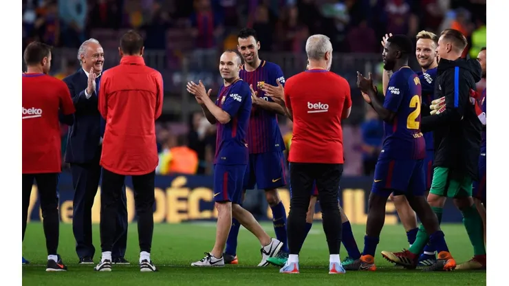 ¡PASILLO PARA EL CEREBRO! Iniesta desfiló entre sus técnicos.