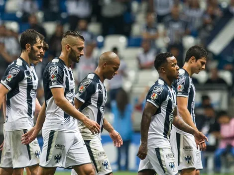 Aficionado de Monterrey quema su abono tras eliminación ante Xolos