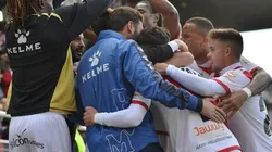 Juegadores del Rayo celebran un gol