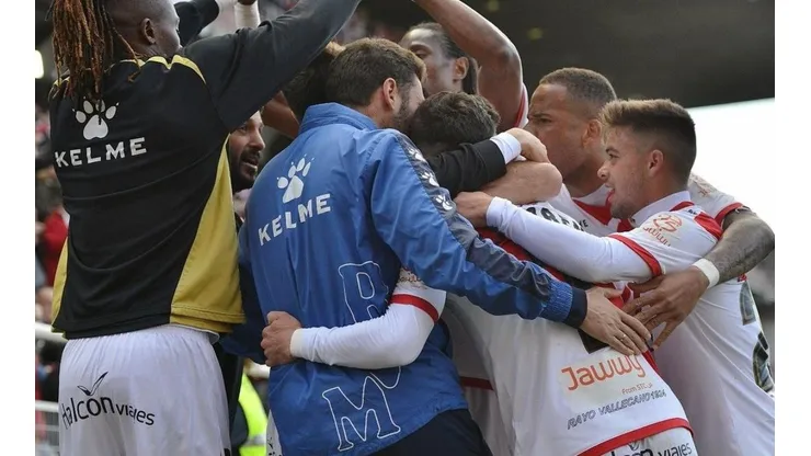 Juegadores del Rayo celebran un gol