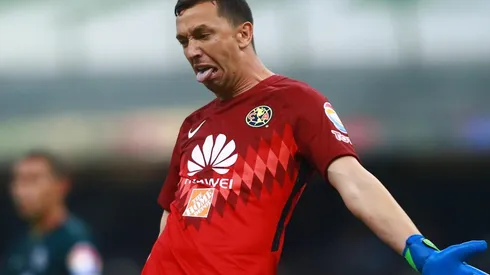 Marchesín ya no sabe qué hacer para que lo vea Sampaoli y tiró escorpión en México