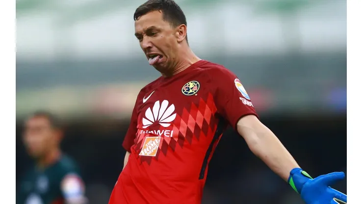 Marchesín ya no sabe qué hacer para que lo vea Sampaoli y tiró escorpión en México