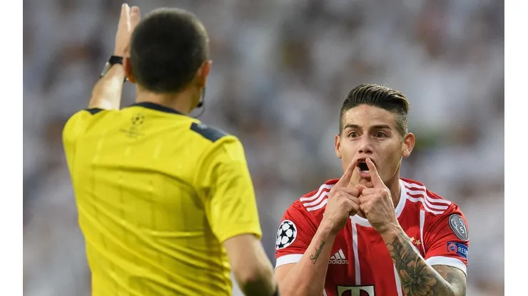 PROTESTA BÁVARA. James Rodríguez le reclama al árbitro en Real Madrid-Bayern Múnich (Foto: Getty).