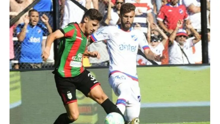 Gino Peruzzi con la camiseta de Nacional de Uruguay.