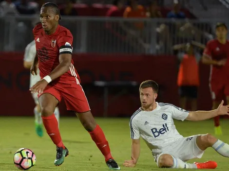 ¿Fue magia? Drogba tomó de una botella de agua y minutos después definió el partido