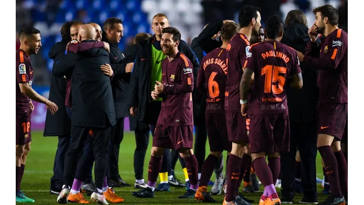 Foto de los jugadores de Barcelona después de gritar campeón.
