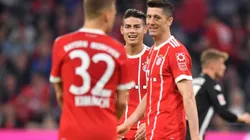 Foto de James Rodríguez con los jugadores de Bayern Munich.