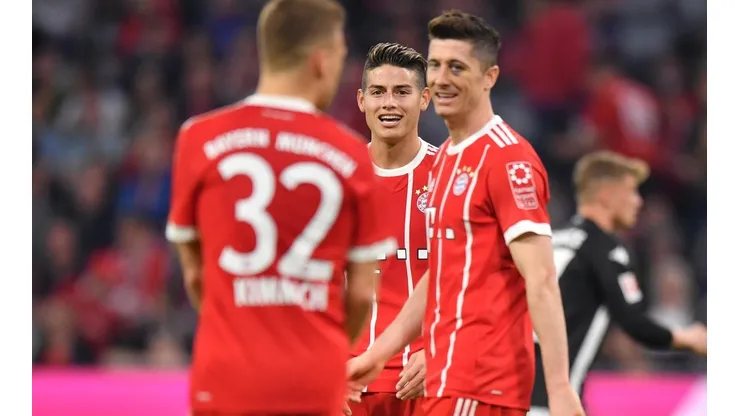 Foto de James Rodríguez con los jugadores de Bayern Munich.
