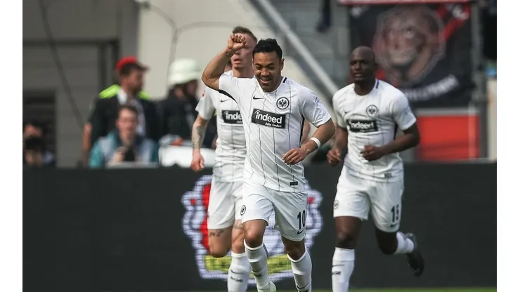 Frankfurt de Salcedo y Fabián logra victoria para seguir peleando por Europa