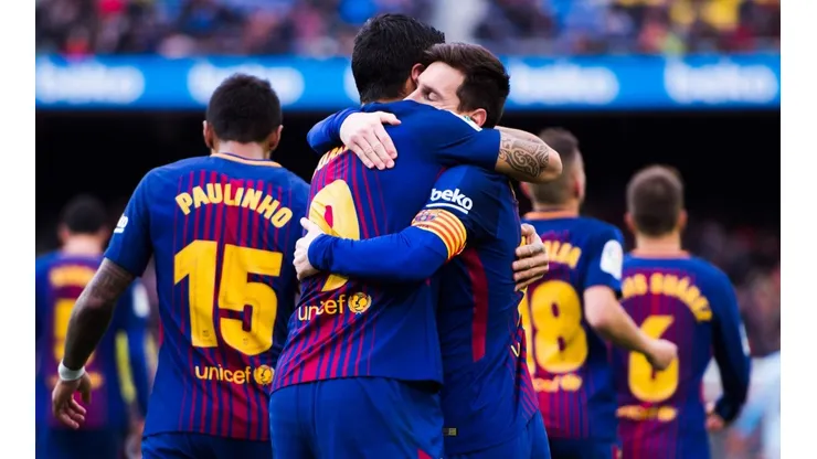 AMIGOS DEL FÚTBOL. Suárez y Messi se funden en un abrazo tras un gol del Barcelona (Foto: Getty).