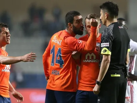 Irse del Barcelona causa locura: Arda Turan agredió a un juez por un foul