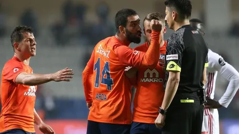 AGITA EL PUÑO. Arda Turan le grita al juez de línea antes de ser expulsado por roja directa.