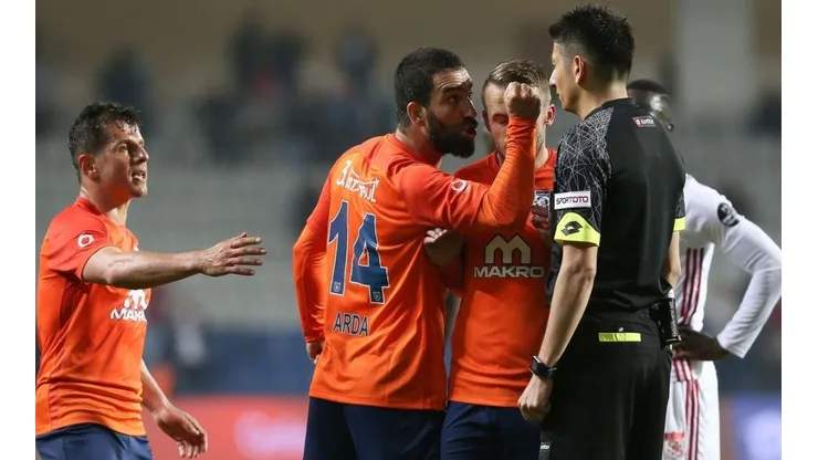 AGITA EL PUÑO. Arda Turan le grita al juez de línea antes de ser expulsado por roja directa.