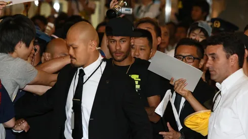 PERFIL BAJO. Si bien siempre es recibido con cataratas de fanáticos a su alrededor, esta vez el brasilero abandonó el aeropuerto por una de las puertas traseras.