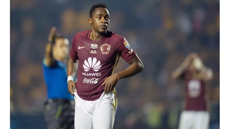 Renato Ibarra se deja ver con guapa modelo