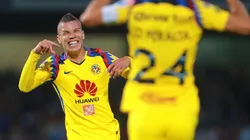 Foto de Mateus Uribe celebrando en CU.