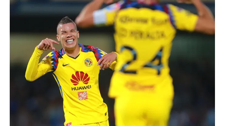 Foto de Mateus Uribe celebrando en CU.