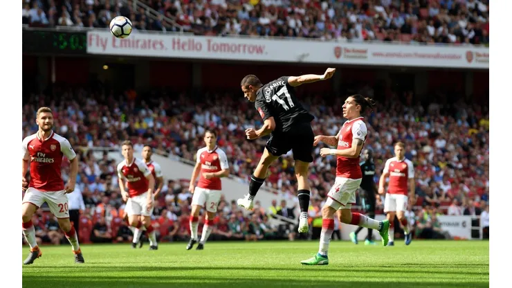El delantero mexicano no tuvo un regreso feliz a la Premier y quiere salir del West Ham