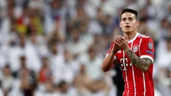 Foto de James Rodríguez con la afición del Real Madrid de fondo.