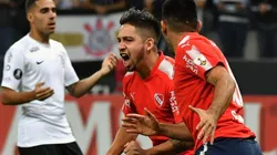 FESTEJO DE GOL. Martín Benítez se llena la garganta de gol tras su gol contra Corinthians.