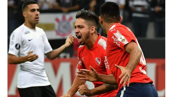 FESTEJO DE GOL. Martín Benítez se llena la garganta de gol tras su gol contra Corinthians.