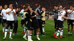 FELICIDAD DE FINALISTAS. Los jugadores del Liverpool se abrazan en el Olímpico de Roma (Foto: Getty).