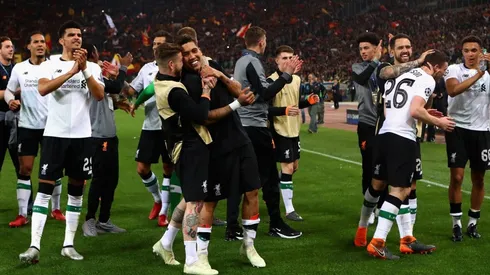 FELICIDAD DE FINALISTAS. Los jugadores del Liverpool se abrazan en el Olímpico de Roma (Foto: Getty).