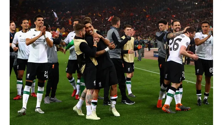 FELICIDAD DE FINALISTAS. Los jugadores del Liverpool se abrazan en el Olímpico de Roma (Foto: Getty).