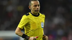 EN EL OJO DE LA TORMENTA. Cüneyt Çakir tuvo varios errores durante la semifinal por Champions League (Foto: Getty).