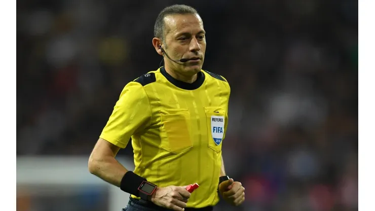 EN EL OJO DE LA TORMENTA. Cüneyt Çakir tuvo varios errores durante la semifinal por Champions League (Foto: Getty).