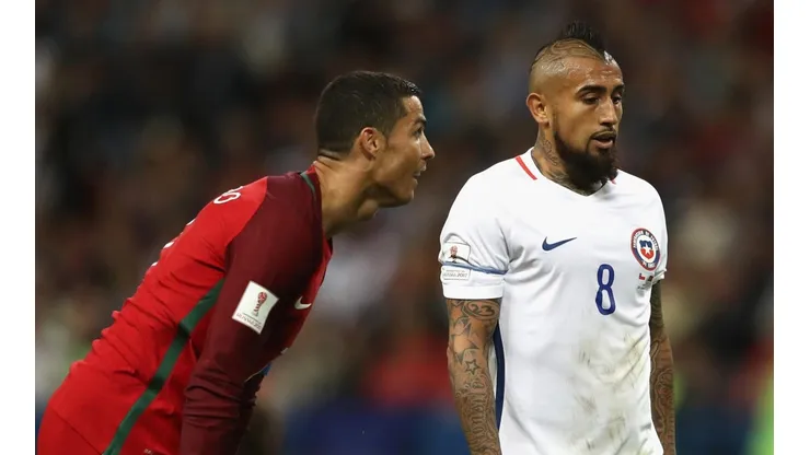 ENFRENTADOS. Cristiano Ronaldo y Arturo Vidal en la Copa Confederaciones 2017 (Foto: Getty).