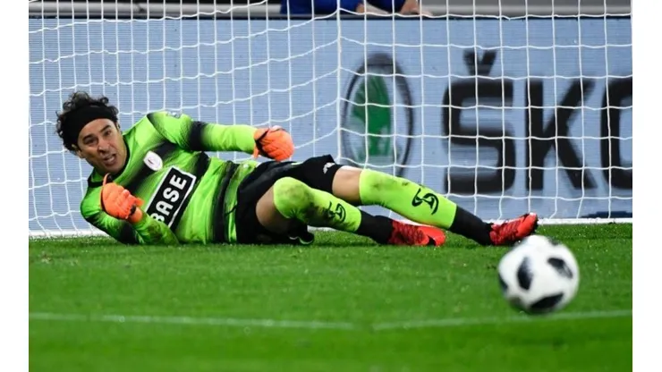¡Por fin una buena, Memo! Ochoa fue elegido el mejor jugador del partido