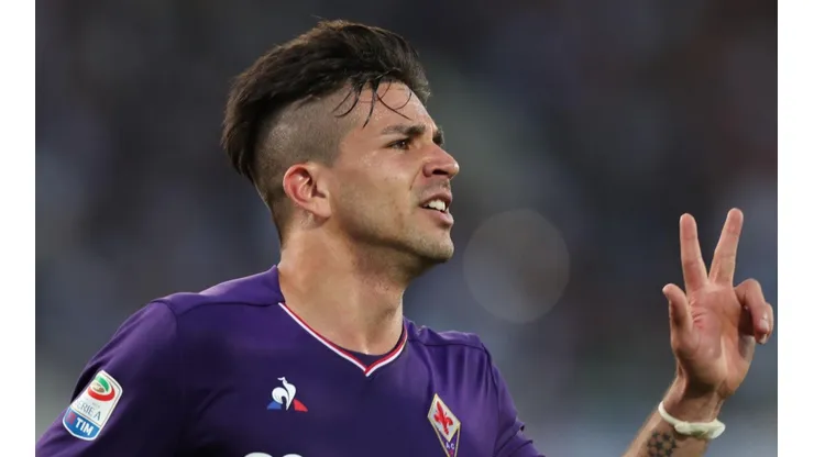 Foto de Giovanni Simeone celebrando su triplete.