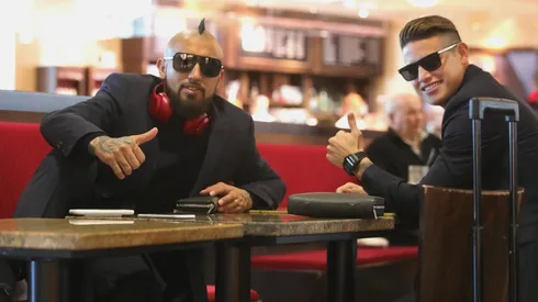 Foto de Arturo Vidal junto a James Rodíguez.