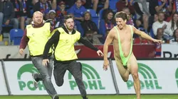 SEGUNDOS ANTES. Con esa mirada asesina, el seguridad le confirmó al estadio que está para pelear un puesto en la selección checa.